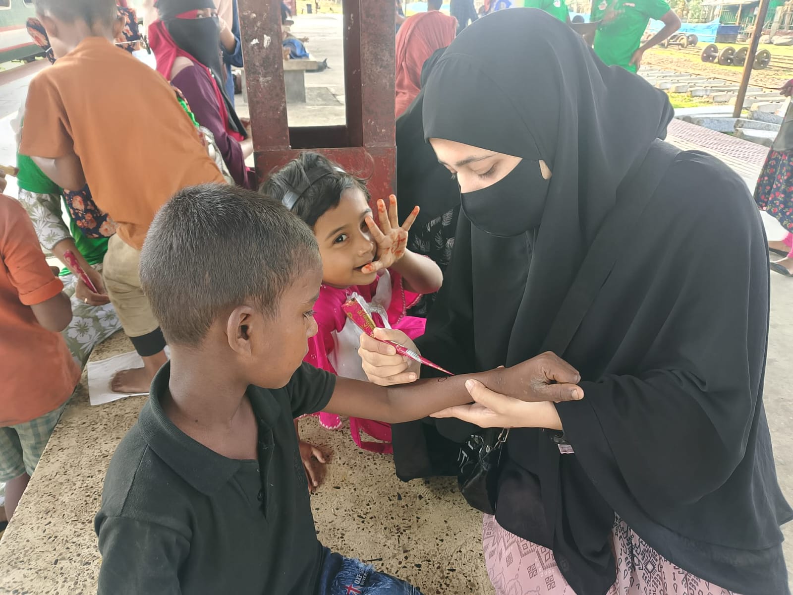 নতুনকুঁড়ি উইমেন্স টিমের উদ্যোগে শায়েস্তাগঞ্জ রেলওয়েতে ঈদ উপলক্ষে পথচারী ও পথ শিশুদের নিয়ে মেহেদী উৎসব আয়োজন-