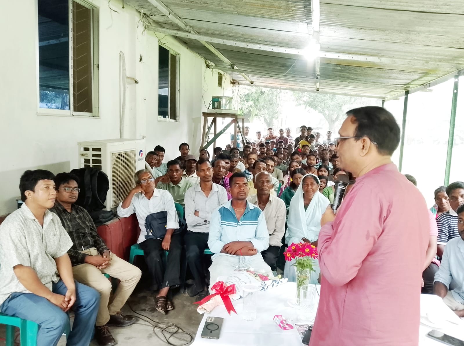 ক্ষুদ্র নৃ-গোষ্ঠীর সঙ্গে ন্যাশনাল টি কোম্পানীর চেয়ারম্যান সালা উদ্দিনের মতবিনিময়
