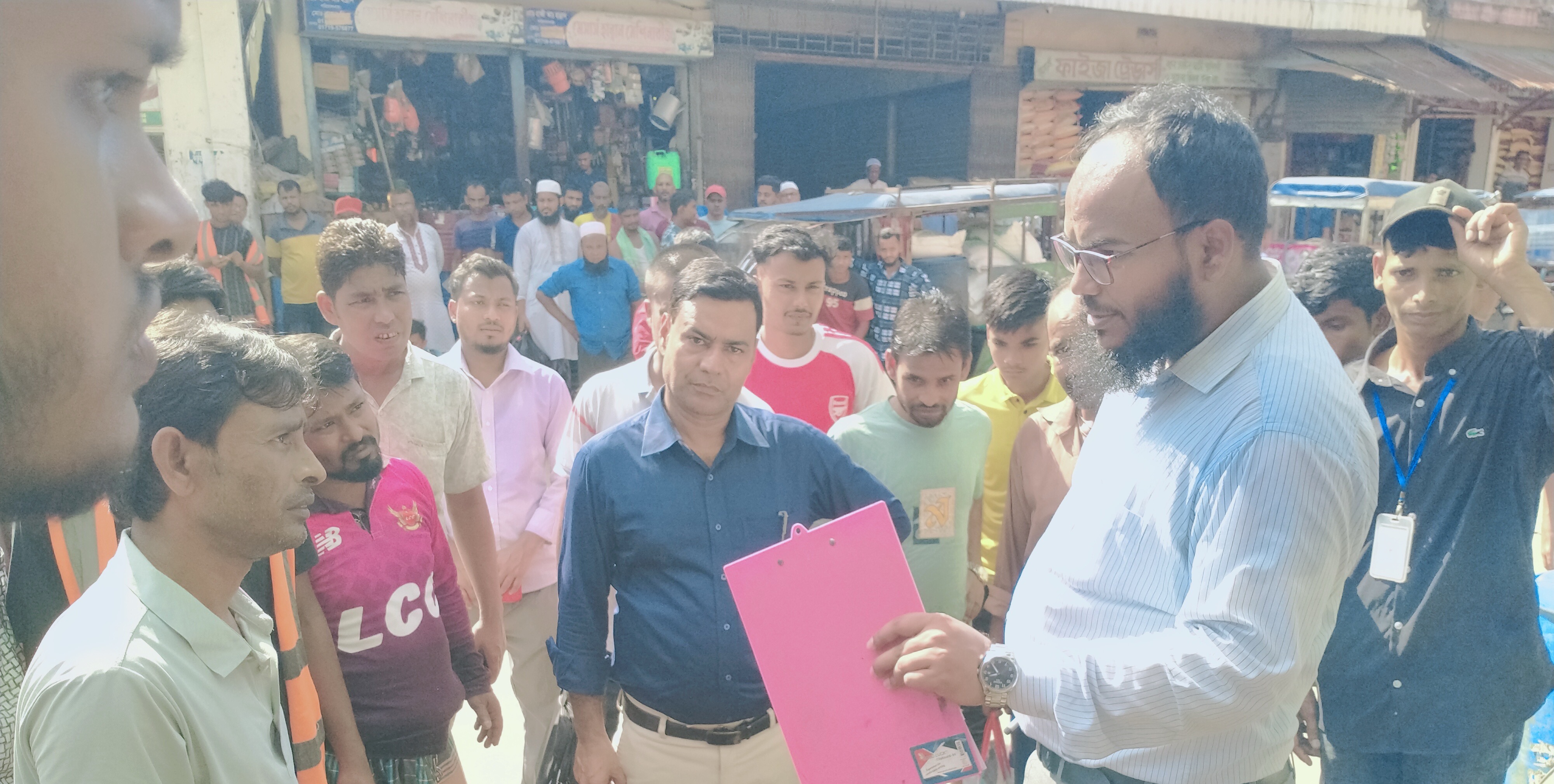 চুনারুঘাট পৌরসভায় অবৈধ দখল ও পার্কিংয়ে যানবাহনসহ দুই প্রতিষ্ঠানকে জরিমানা
