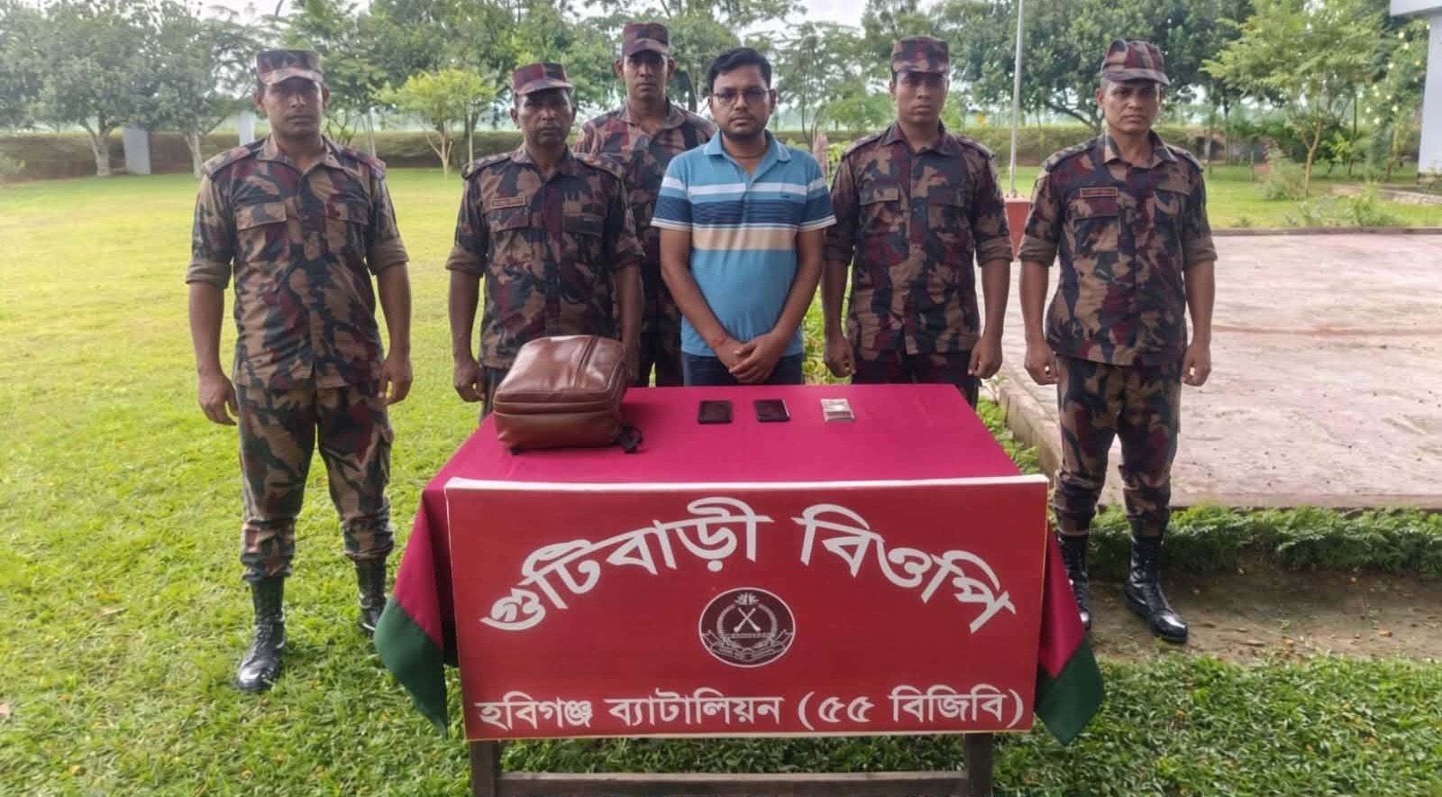 ভারতে প্রবেশের চেষ্টাকালে নির্বাচন অফিসের কর্মচারী আটক