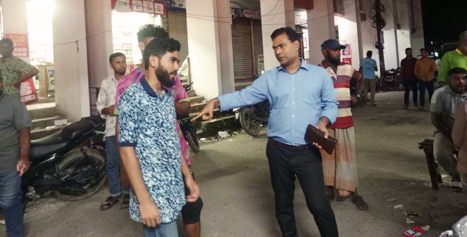 চুনারুঘাট সদর জামে মসজিদের সামনে বর্জ্য: ফেসবুক পোস্টের ১০ মিনিটের মধ্যে ব্যবস্থা