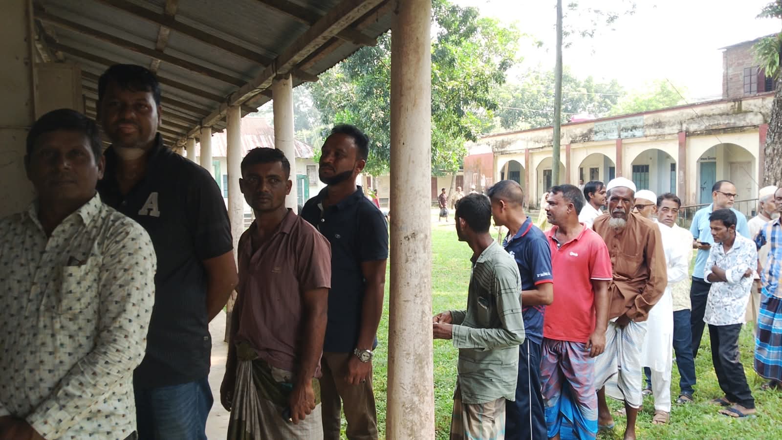 আমুরোড হাই স্কুল এন্ড কলেজের ম্যানেজিং কমিটির নির্বাচনে উৎসাহ-উদ্দীপনায় ভোট গ্রহণ চলছে
