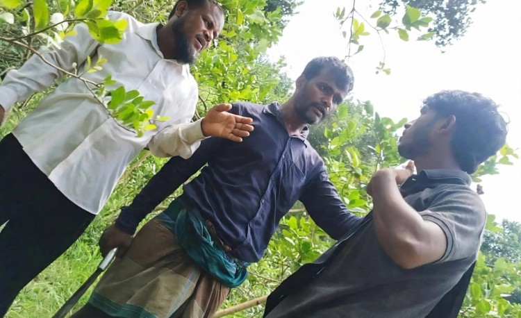 কালা বাহিনীর বিরুদ্ধে অস্ত্রের মুখে লেবু বাগান দখলের অভিযোগ, জমি হারানোর শঙ্কায় কৃষক!