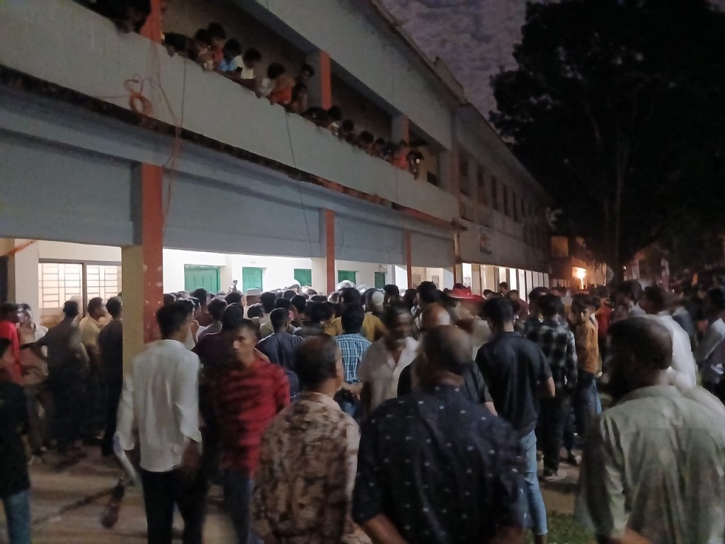 শিক্ষককে শিক্ষার্থীর ঘুসি: শিক্ষার্থীদের বিক্ষোভে উত্তাল, আইনশৃঙ্খলা বাহিনীর তৎপরতায় পরিস্থিতি শান্ত