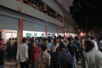 শিক্ষককে শিক্ষার্থীর ঘুসি: শিক্ষার্থীদের বিক্ষোভে উত্তাল, আইনশৃঙ্খলা বাহিনীর তৎপরতায় পরিস্থিতি শান্ত
