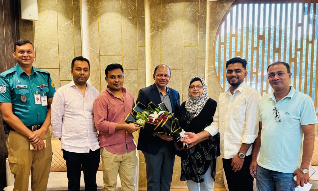এক মাস কানাডা সফর শেষে সস্ত্রীক দেশে ফিরলেন চীফ প্রসিকিউটর এডভোকেট আমিনুল ইসলাম