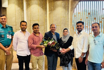 এক মাস কানাডা সফর শেষে সস্ত্রীক দেশে ফিরলেন চীফ প্রসিকিউটর এডভোকেট আমিনুল ইসলাম