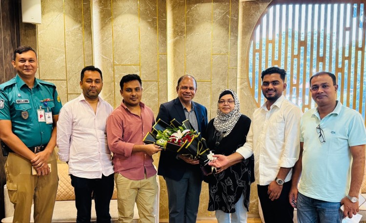 এক মাস কানাডা সফর শেষে সস্ত্রীক দেশে ফিরলেন চীফ প্রসিকিউটর এডভোকেট আমিনুল ইসলাম