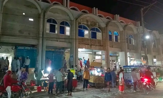 চুনারুঘাট সদর মসজিদের সামনের ফুটপাতের দোকান উচ্ছেদের দাবি